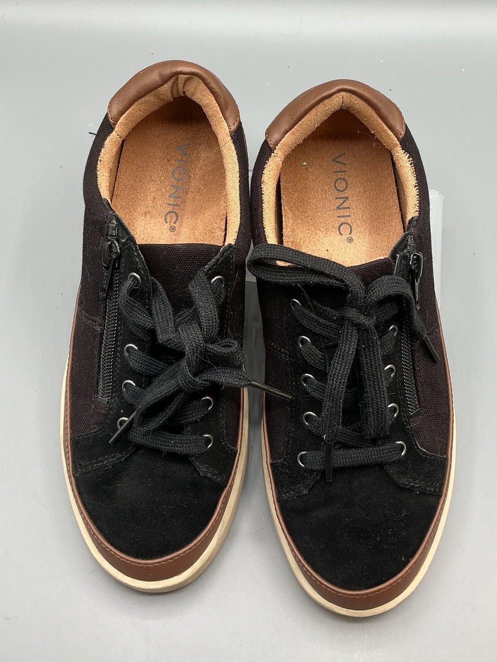 Vionic Women's Essence Mayra Suede Sneaker, size 7.5